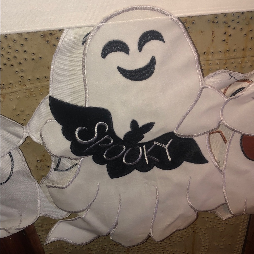 Envogue Feelin' Spooky Embroidered Mantel Scarf with Ghost Design - Picture 6 of 8